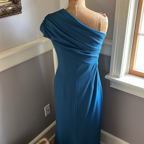Gown - Picture 4 of 6